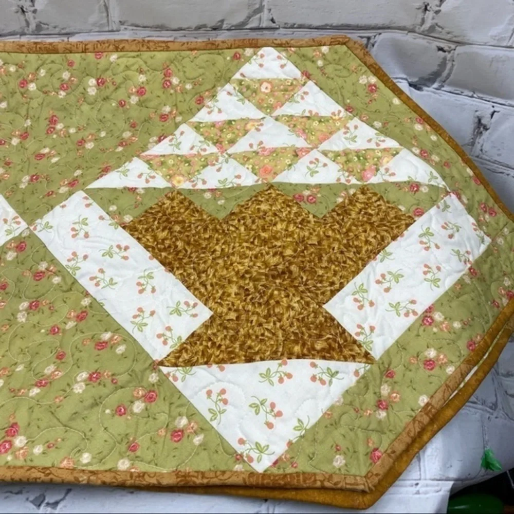 Quilted table runner - Picture 2 of 9